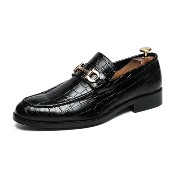 Дизайнер метална катарама мокасини мъжки бизнес рокля мода случайни черни лачени кожени заострени пръсти обувки мъжки мокасини приплъзване
