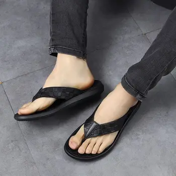 Нови джапанки мъжки корейски версия лято меки нехлъзгащи се отворени обувки плаж прости и удобни външни мъжки чехли
